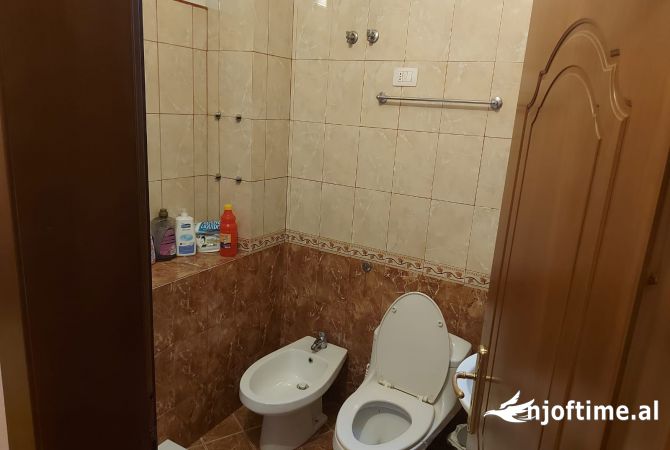 Shtepi me qera Apartament ne Tirane, 2+1, Mobilimi E mobiluar, Pagesa 500  Euro.