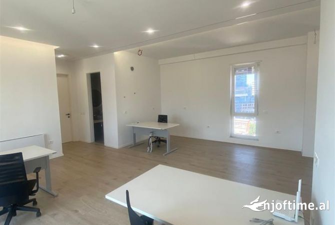 Ambient biznesi me qera 3+1 ne Tirane - 1,300 Euro