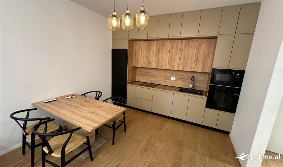 Shtepi ne shitje Apartament ne Tirane, 2+1, Mobilimi E mobiluar, Pagesa 195,000  Euro.