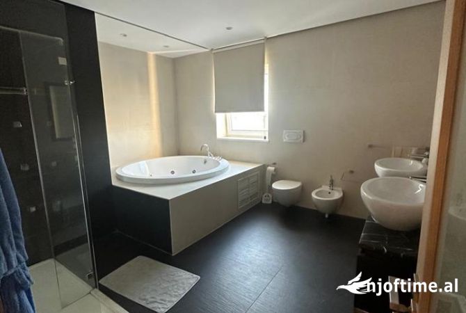 Shtepi me qera Vila Luksoze ne Tirane, 5+1, Mobilimi E mobiluar, Pagesa 3,900  Euro.