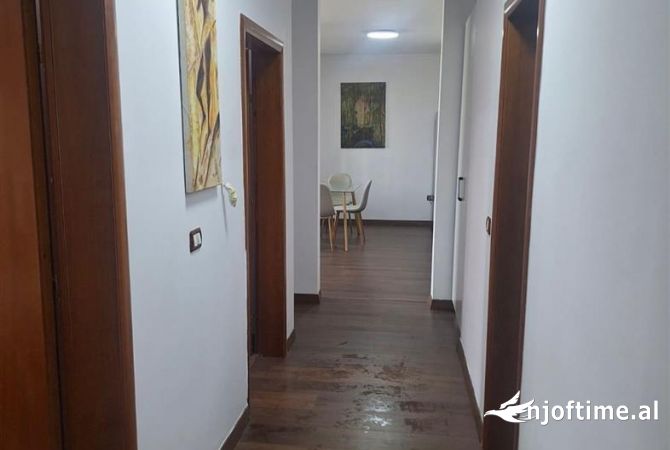 Shtepi ne shitje Apartament ne Tirane, 2+1, Mobilimi Bosh, pa mobiluar, Pagesa 175,000  Euro.