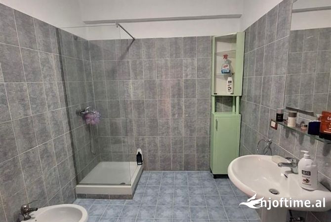 Shtepi ne shitje Apartament ne Tirane, 2+1, Mobilimi Bosh, pa mobiluar, Pagesa 175,000  Euro.