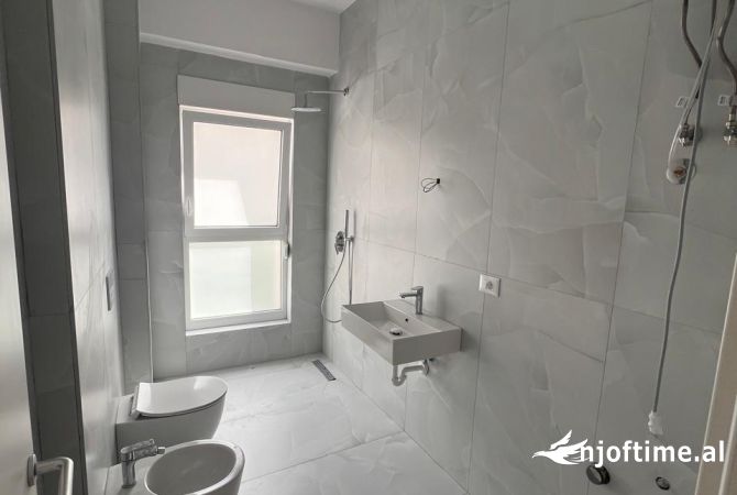 Shtepi ne shitje Apartament ne Tirane, 1+1, Mobilimi Bosh, pa mobiluar, Pagesa 84,000  Euro.