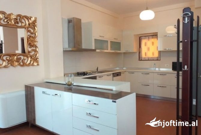 Shtepi me qera Vila Luksoze ne Tirane, 5+1, Mobilimi E mobiluar, Pagesa 2,500  Euro.