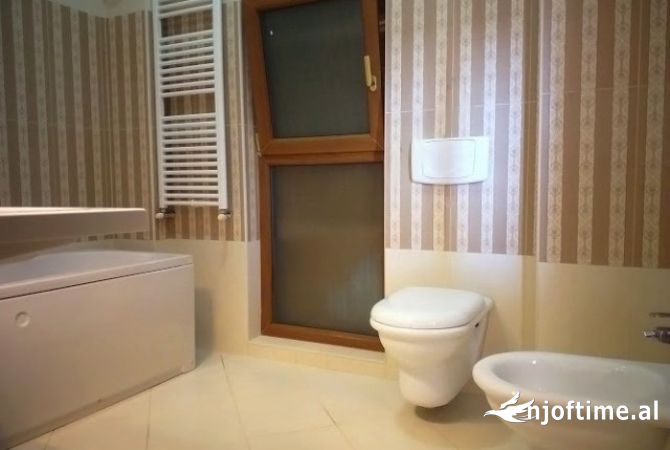 Shtepi me qera 5+1 ne Tirane - 2,500 Euro