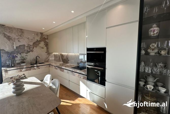Shtepi me qera 3+1 ne Tirane - 2,300 Euro