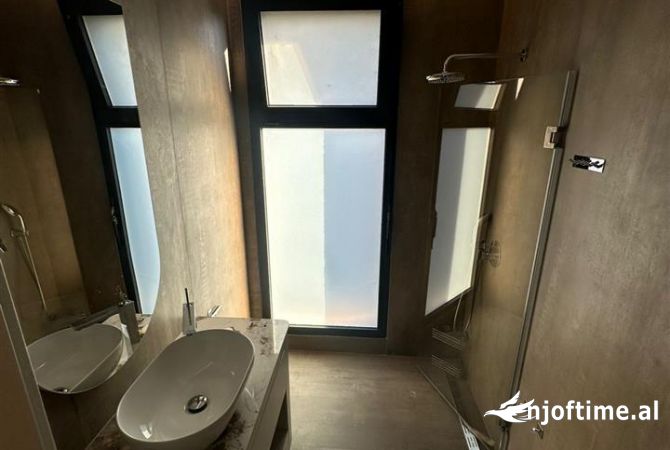 Shtepi me qera Apartament ne Tirane, 3+1, Mobilimi E mobiluar, Pagesa 2,300  Euro.