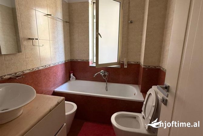 Shtepi ne shitje Apartament ne Tirane, 3+1, Mobilimi E mobiluar, Pagesa 308,000  Euro.