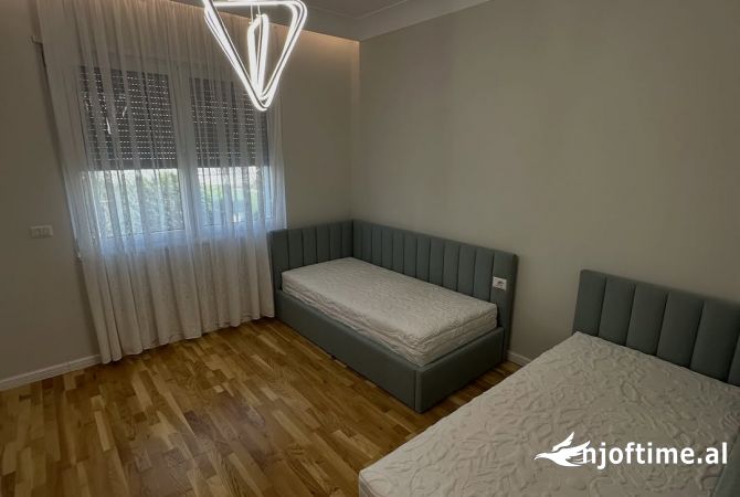Shtepi ne shitje Apartament ne Tirane, 3+1, Mobilimi E mobiluar, Pagesa 416,000  Euro.