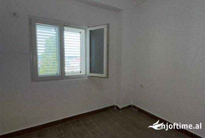 Shtepi ne shitje Apartament ne Tirane, 1+1, Mobilimi Bosh, pa mobiluar, Pagesa 75,000  Euro.