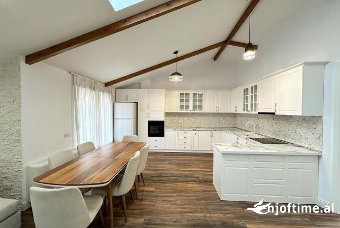 Shtepi me qera Penthose(kati i fundit panoramik) ne Tirane, 3+1, Mobilimi E mobiluar, Pagesa 1,500  Euro.