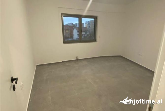 Shtepi me qera Apartament ne Tirane, 1+1, Mobilimi Pjeserisht e mobiluar, Pagesa 450  Euro.