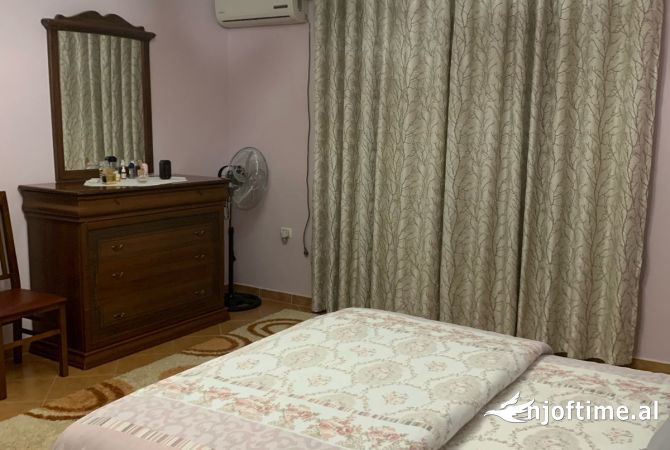 Shtepi me qera Duplex(shtepi me 2 kate) ne Tirane, 3+1, Mobilimi E mobiluar, Pagesa 800  Euro.