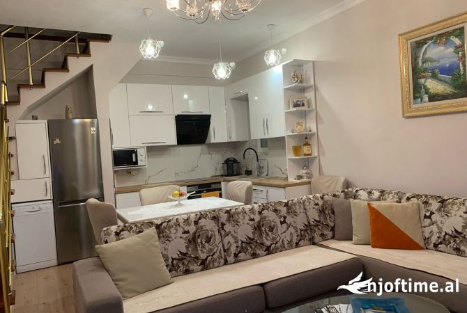 Shtepi me qera Duplex(shtepi me 2 kate) ne Tirane, 3+1, Mobilimi E mobiluar, Pagesa 800  Euro.