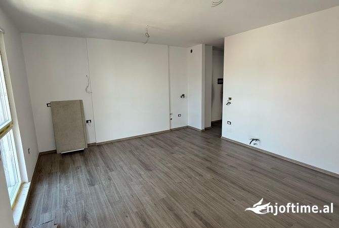 Shtepi ne shitje Apartament ne Tirane, 1+1, Mobilimi Bosh, pa mobiluar, Pagesa 135,000  Euro.