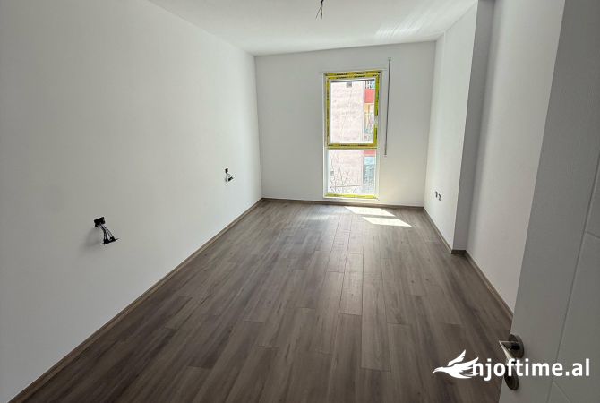 Shtepi ne shitje Apartament ne Tirane, 1+1, Mobilimi Bosh, pa mobiluar, Pagesa 135,000  Euro.
