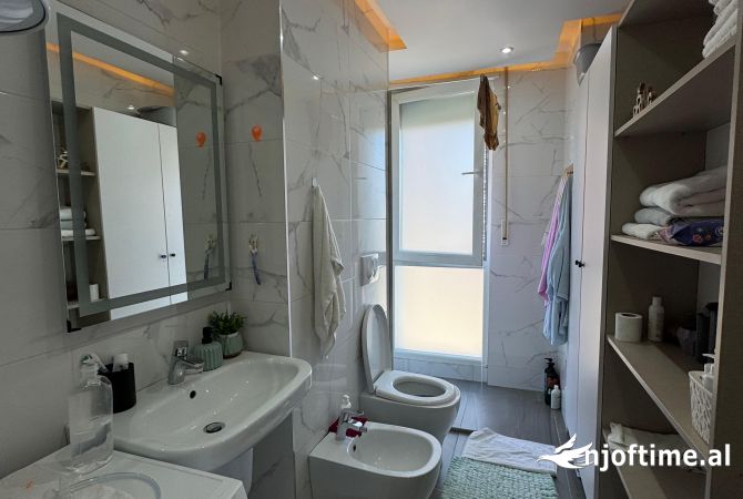 Shtepi ne shitje Apartament ne Tirane, 2+1, Mobilimi E mobiluar, Pagesa 245,000  Euro.