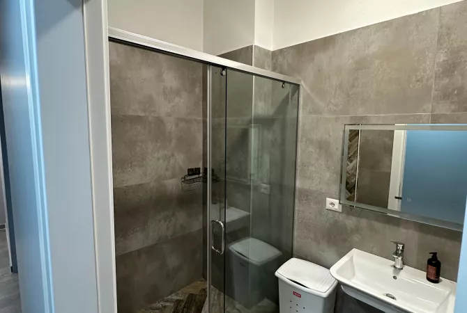 Shtepi me qera Apartament ne Tirane, 3+1, Mobilimi E mobiluar, Pagesa 1,200  Euro.