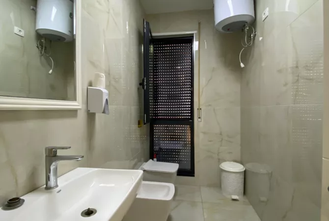 Ambient biznesi me qera 3+1 ne Tirane - 4,600 Euro