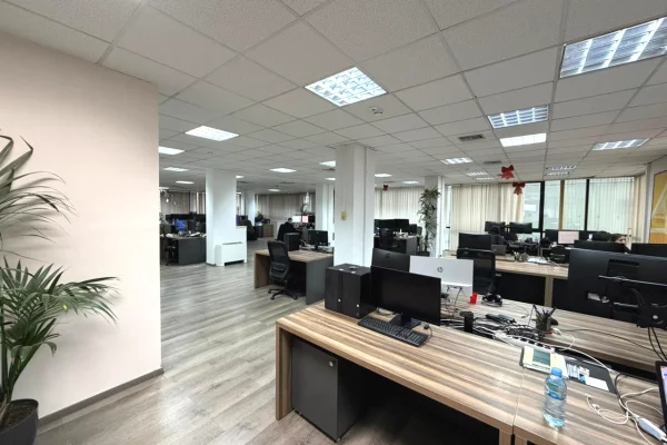 Ambient biznesi me qera 3+1 ne Tirane - 5,930 Euro