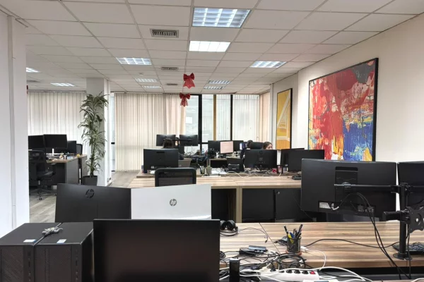 Ambient biznesi me qera 3+1 ne Tirane - 5,930 Euro