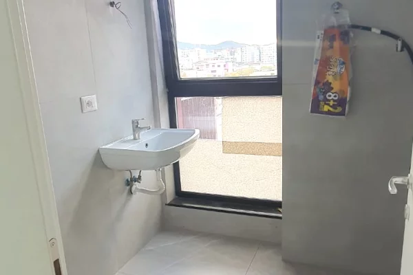 Ambient biznesi me qera 3+1 ne Tirane - 850 Euro