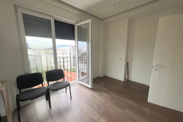 Shtepi ne shitje Apartament ne Tirane, 3+1, Mobilimi Bosh, pa mobiluar, Pagesa 285,000  Euro.