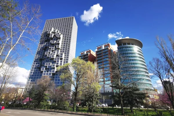 Ambient biznesi me qera 3+1 ne Tirane - 37,500 Euro