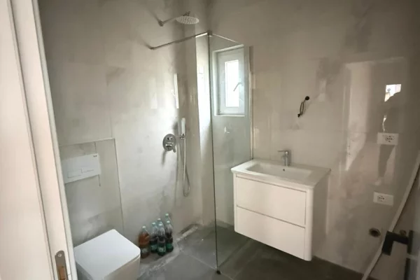 Shtepi ne shitje Apartament ne Tirane, 1+1, Mobilimi Bosh, pa mobiluar, Pagesa 91,440  Euro.