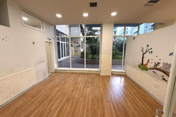 Ambient biznesi me qera 3+1 ne Tirane - 1,500 Euro