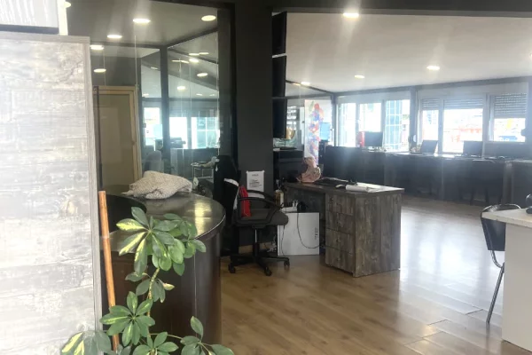 Ambient biznesi me qera 3+1 ne Tirane - 200,000 Leke