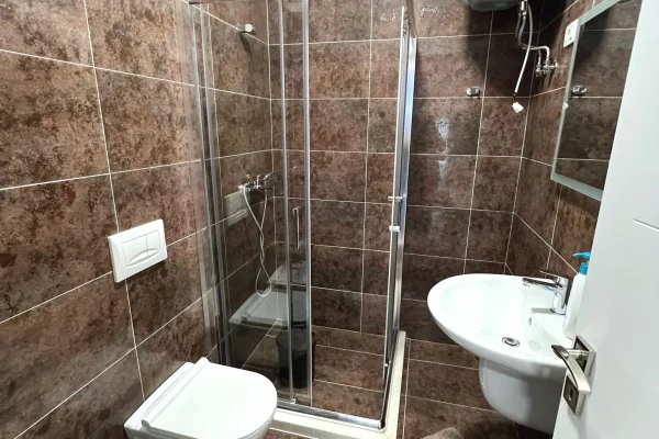 Shtepi me qera Apartament ne Tirane, 2+1, Mobilimi E mobiluar, Pagesa 750  Euro.