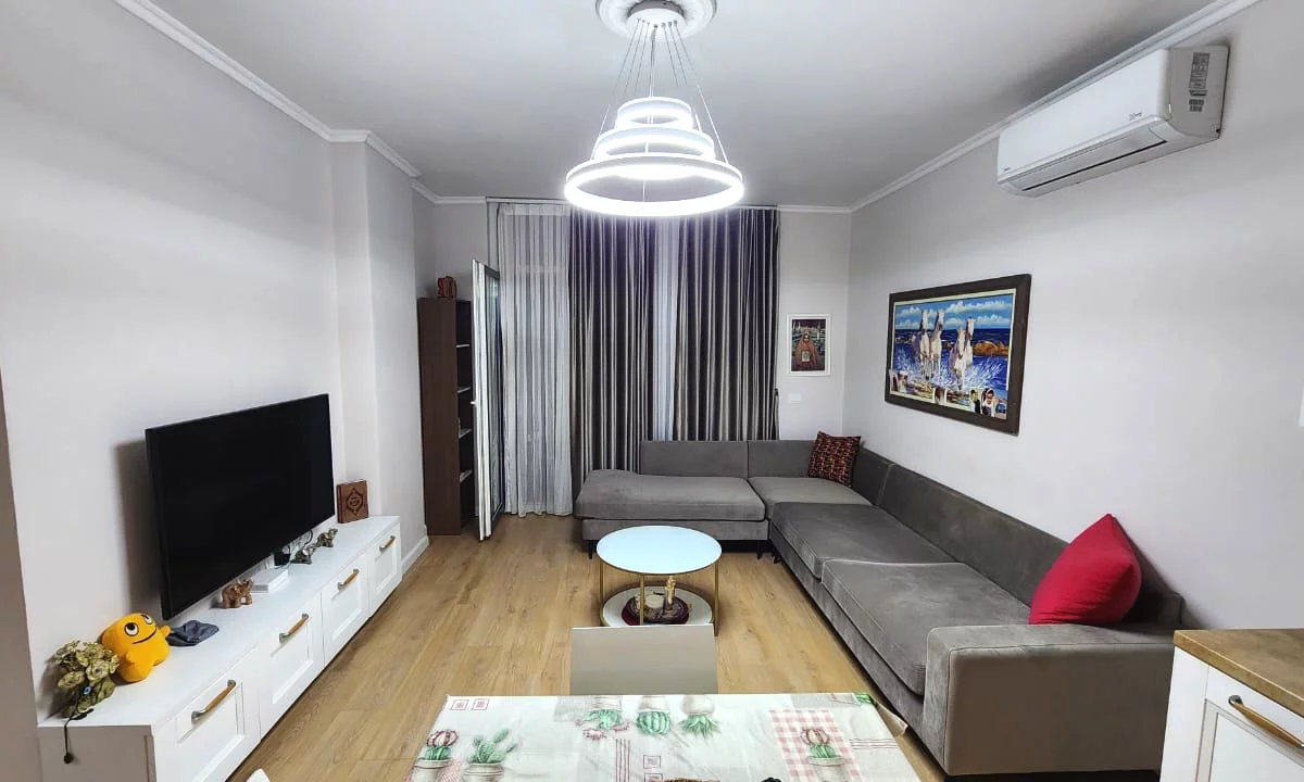 Shtepi ne shitje Apartament ne Tirane, 1+1, Mobilimi E mobiluar, Pagesa 130,000  Euro.