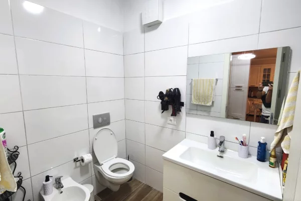 Shtepi ne shitje Apartament ne Tirane, 1+1, Mobilimi E mobiluar, Pagesa 130,000  Euro.