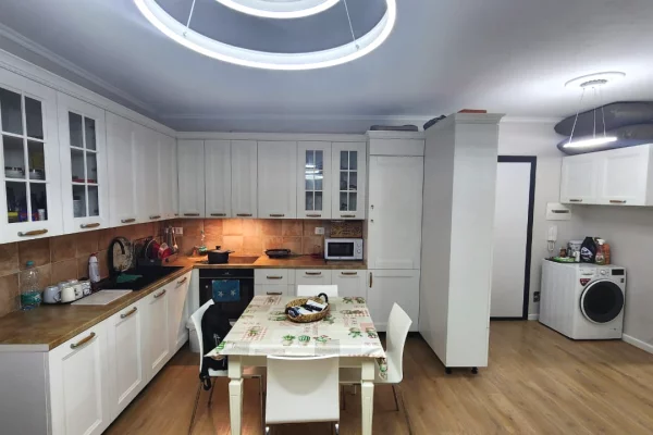 Shtepi ne shitje Apartament ne Tirane, 1+1, Mobilimi E mobiluar, Pagesa 130,000  Euro.