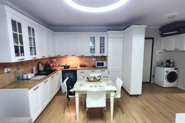 Shtepi ne shitje Apartament ne Tirane, 1+1, Mobilimi E mobiluar, Pagesa 130,000  Euro.
