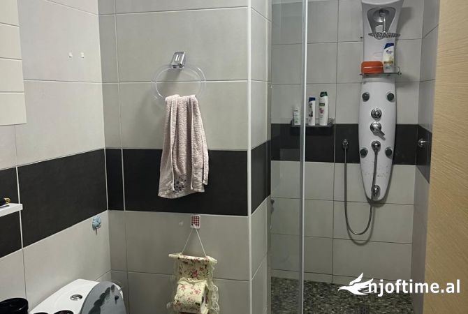 Shtepi ne shitje Apartament ne Tirane, 3+1, Mobilimi E mobiluar, Pagesa 180,000  Euro.
