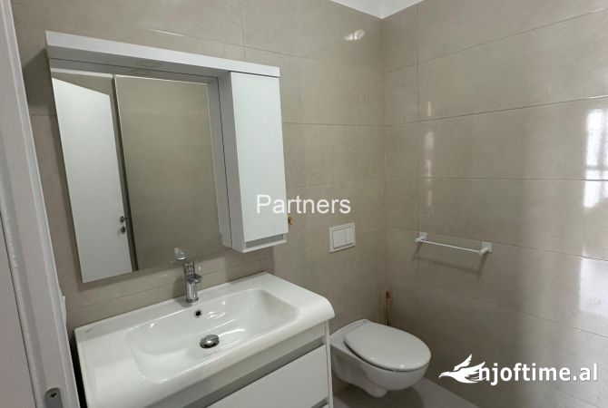 Shtepi ne shitje Apartament ne Tirane, 2+1, Mobilimi E mobiluar, Pagesa 245,000  Euro.