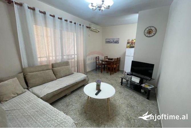 Ofrohet apartament 1+1 me qira tek Pazari i Ri