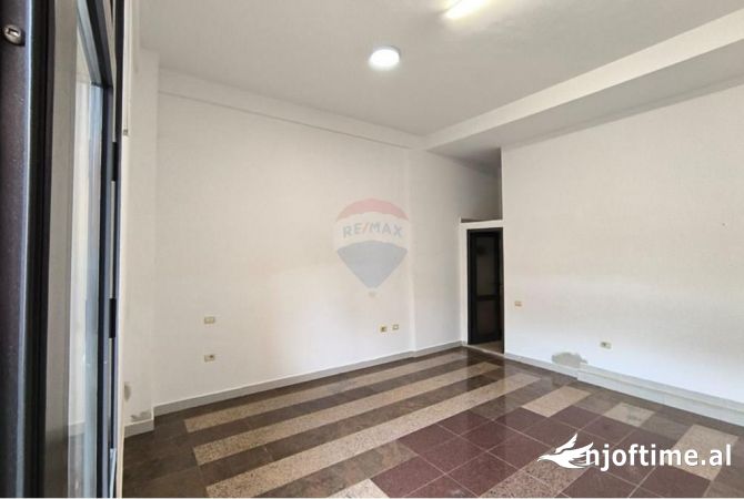 Ambient biznesi me qera 3+1 ne Tirane - 28,000 Leke