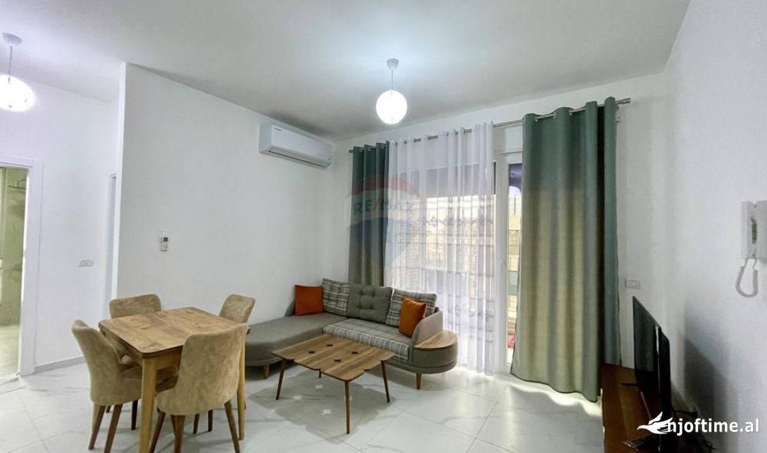 Shtepi me qera Papafingo(kati i catise) ne Tirane, 1+1, Mobilimi E mobiluar, Pagesa 550  Euro.