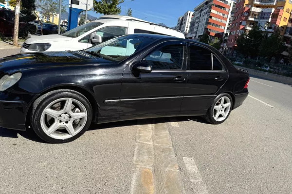 Makina ne shitje ne Tirane - 4,700 Euro