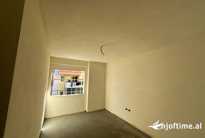 Shtepi ne shitje Apartament ne Tirane, 2+1, Mobilimi Bosh, pa mobiluar, Pagesa 93,080  Euro.