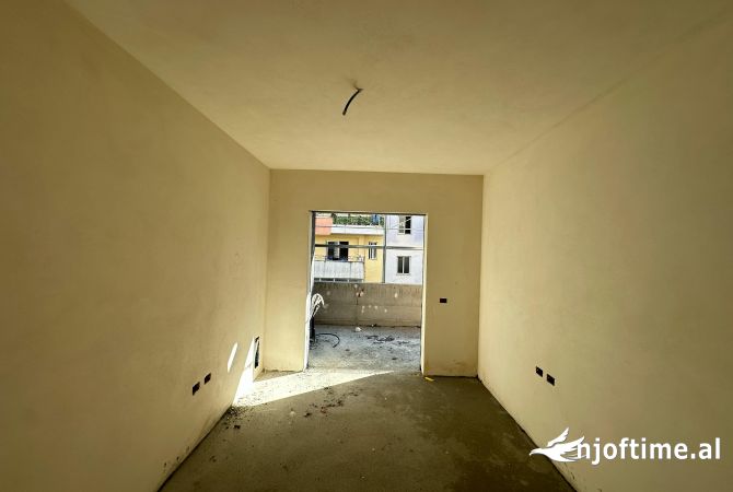 Shtepi ne shitje Apartament ne Tirane, 2+1, Mobilimi Bosh, pa mobiluar, Pagesa 93,080  Euro.