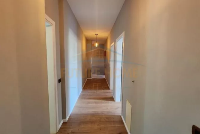 Ambiente Commerciale in Affitto 3+1 a Tirana - 1,700 Euro