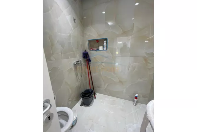 Ambiente Commerciale in Affitto 1+1 a Tirana - 800 Euro