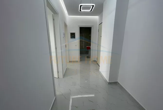 Ambiente Commerciale in Affitto 1+1 a Tirana - 800 Euro