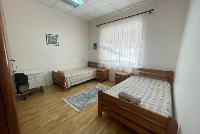 Shtepi me qera Apartament ne Tirane, 3+1, Mobilimi E mobiluar, Pagesa 800  Euro.