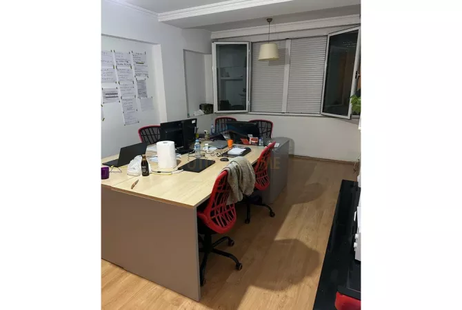 Ambiente Commerciale in Affitto 3+1 a Tirana - 800 Euro