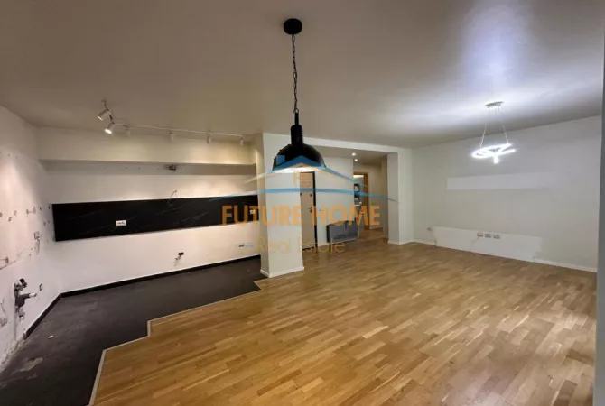 Ambiente Commerciale in Affitto 3+1 a Tirana - 3,000 Euro